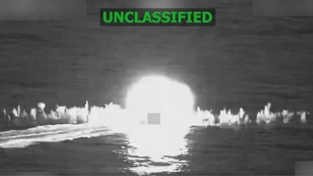 Imagen de portada - Video: Un Muerto y Dos Sobrevivientes Tras Ataque de EE. UU. a Sospechosa Lancha de Narcotráfico