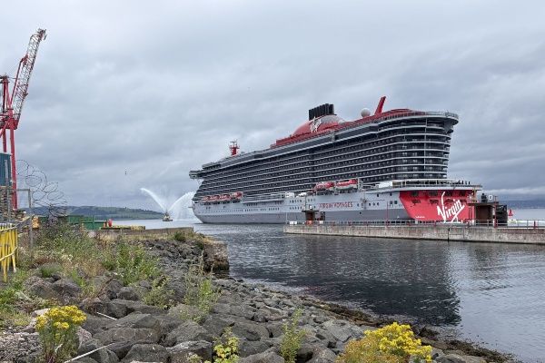 Imagen de portada - Virgin Voyages' Valiant Lady Arrives in Greenock for the First Time