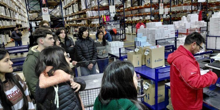 Estudiantes de la UNS participaron de la Expo Logisti-K y se presentó la primera encuesta nacional a docentes de logística