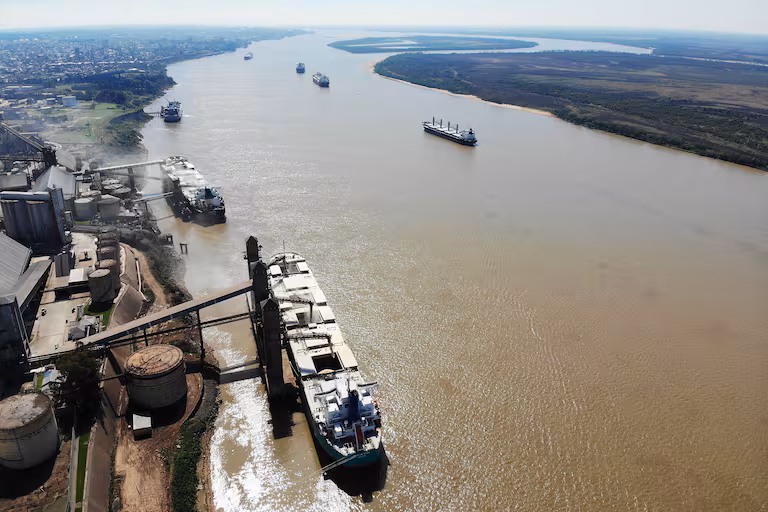 El paro de prácticos se profundiza y ya hay 185 barcos varados en los puertos