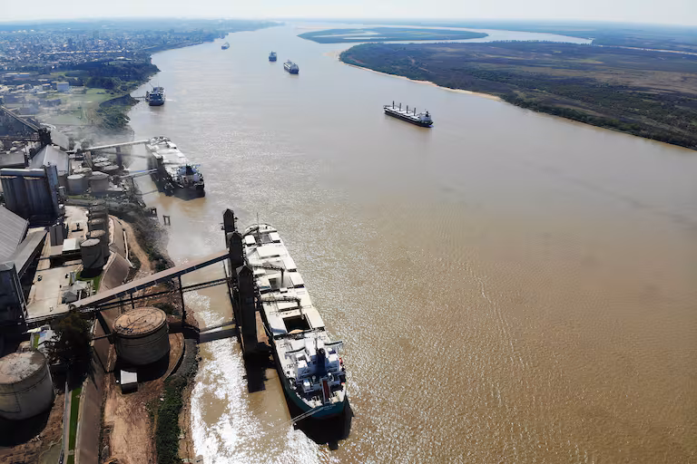 ¿Qué se embarca en los puertos argentinos y desde dónde sale?