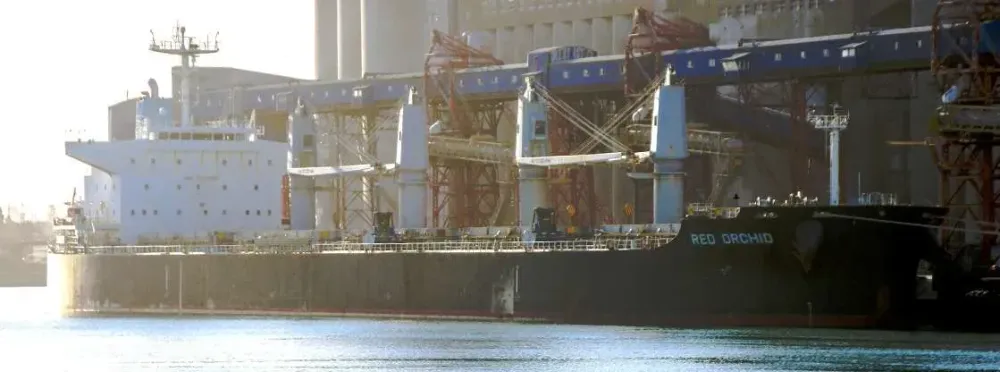 Continúa el embargo de buque en Quequén por deudas de practicaje: sin solución a la vista