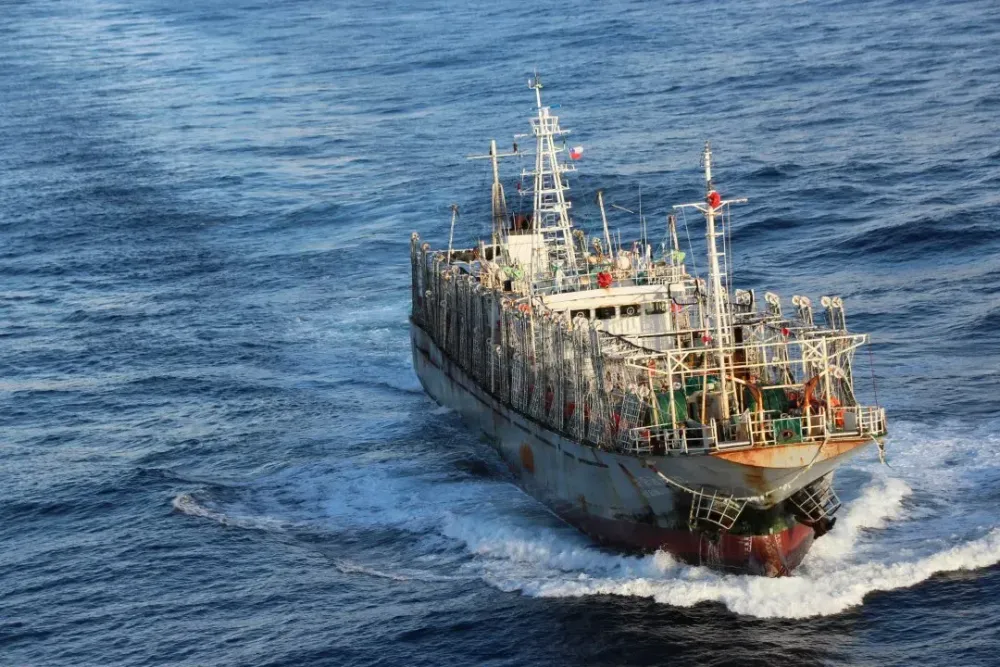 Argentina permite el ingreso controlado de buques chinos a su ZEE ante fuerte temporal