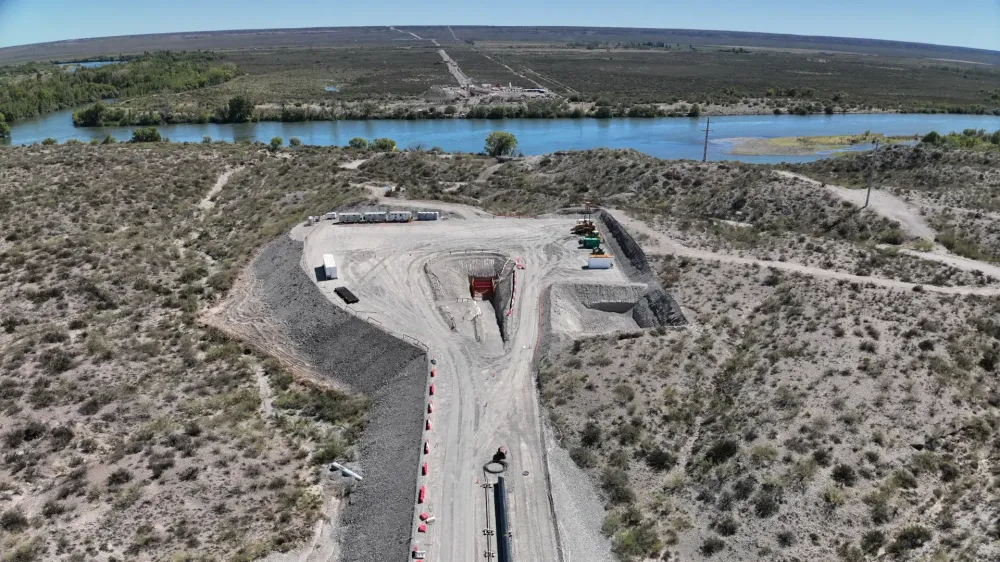 El oleoducto VMOS inició el cruce del río Negro con perforación horizontal dirigida