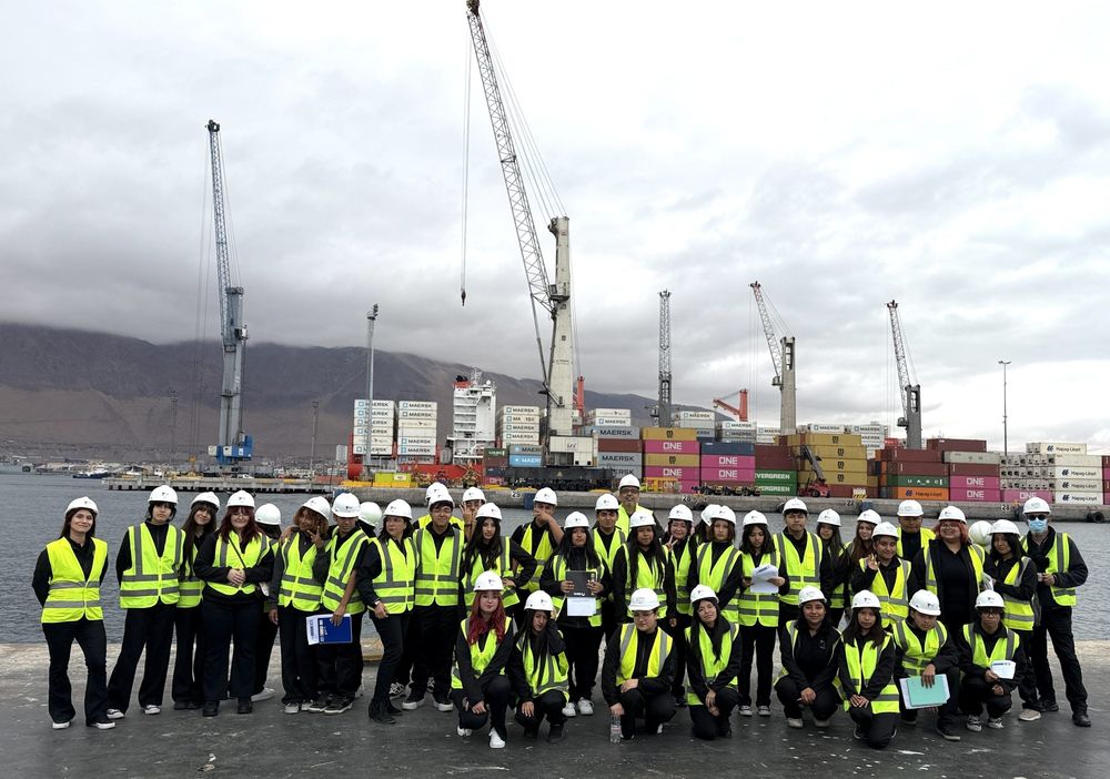Imagen de portada - 45 Students from Alto Hospicio Tour Iquique Port Facilities