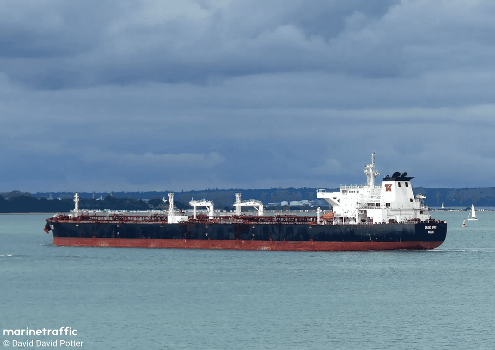 Imagen de portada - Ataque con dron impacta a un petrolero de gestión griega mientras cargaba petróleo cerca de Novorossiysk