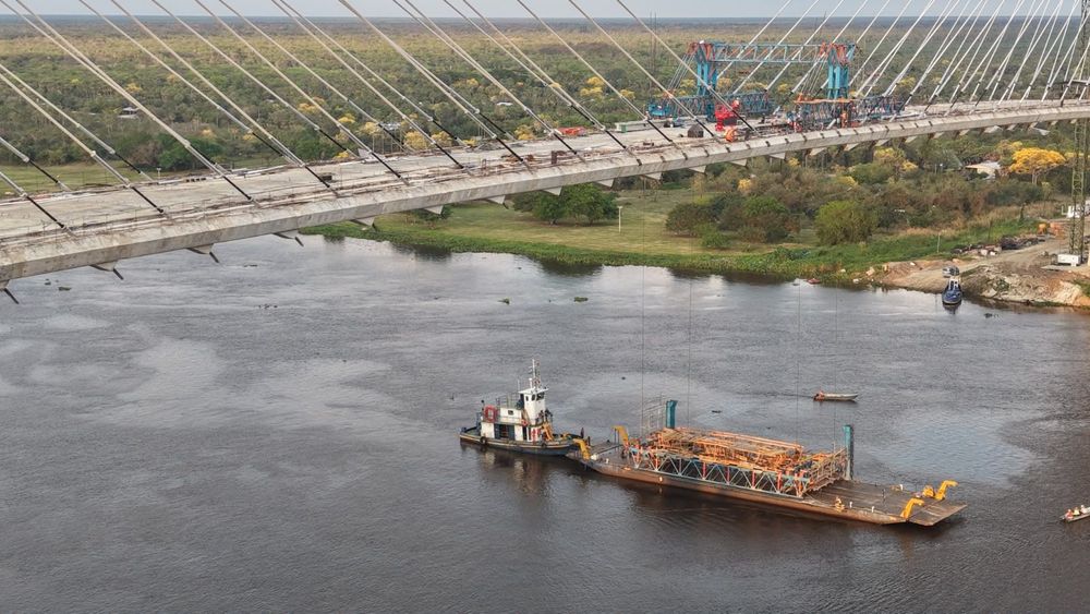 Imagen de portada - Bioceanic Bridge Lowers Launching Girders on Central Section Over Paraguay River