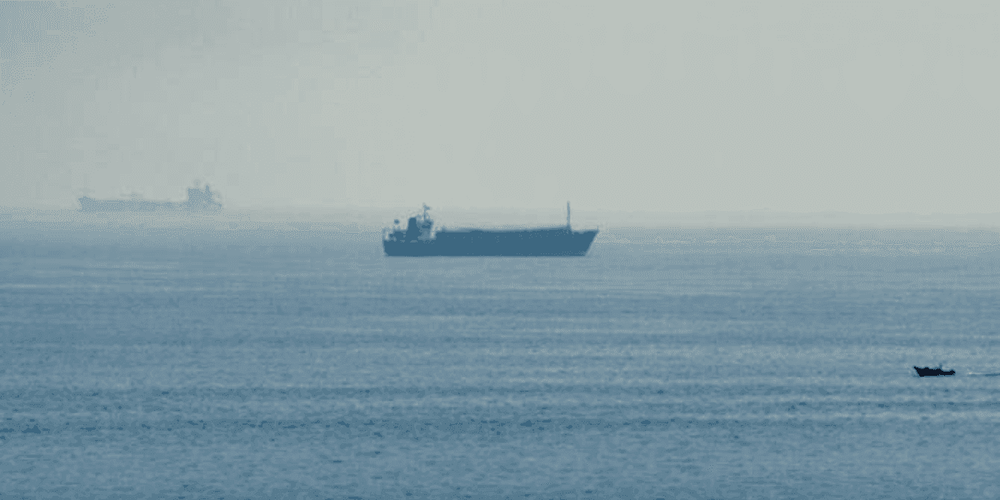 Imagen de portada - Buque de Carga Alcanzado por Proyectil Zozobra Frente a la Costa de Yemen