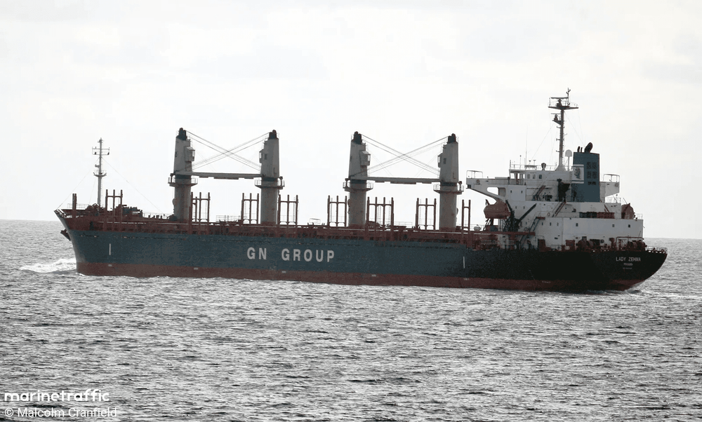 Imagen de portada - Buque de carga Lady Zehma con bandera de Panamá atacado en el Mar Negro; tripulación a salvo