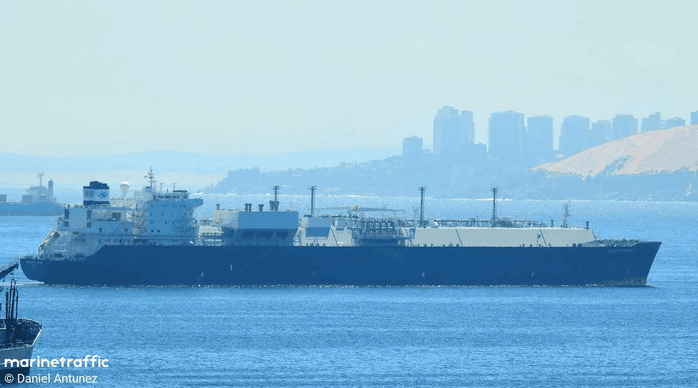 Imagen de portada - Buque metanero GasLog Shanghai atacado frente a la costa de Omán; tripulación ilesa