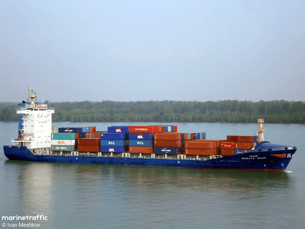 Imagen de portada - Buque portacontenedores Nawata Bhum encalla en el río Hooghly en Bengala Occidental