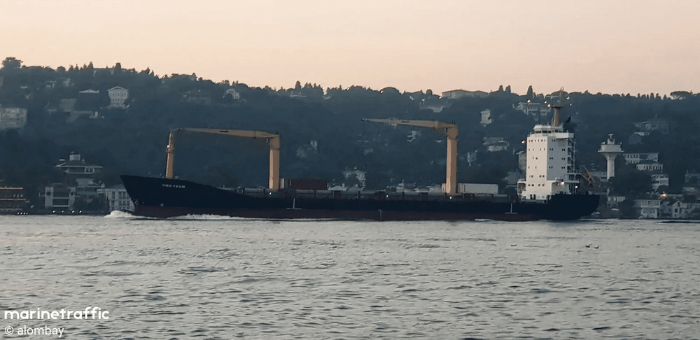 Imagen de portada - Buque portacontenedores RMS Team atacado por un dron en el Mar Negro; un tripulante desaparecido