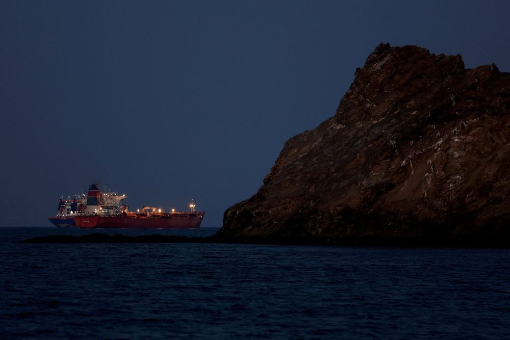 Imagen de portada - Buques estadounidenses escoltan petroleros a través de Ormuz por la noche, dice Burgum
