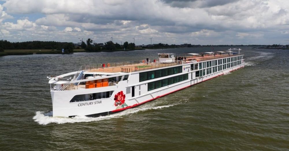 Imagen de portada - Century Cruises de China recibe su primer barco fluvial europeo