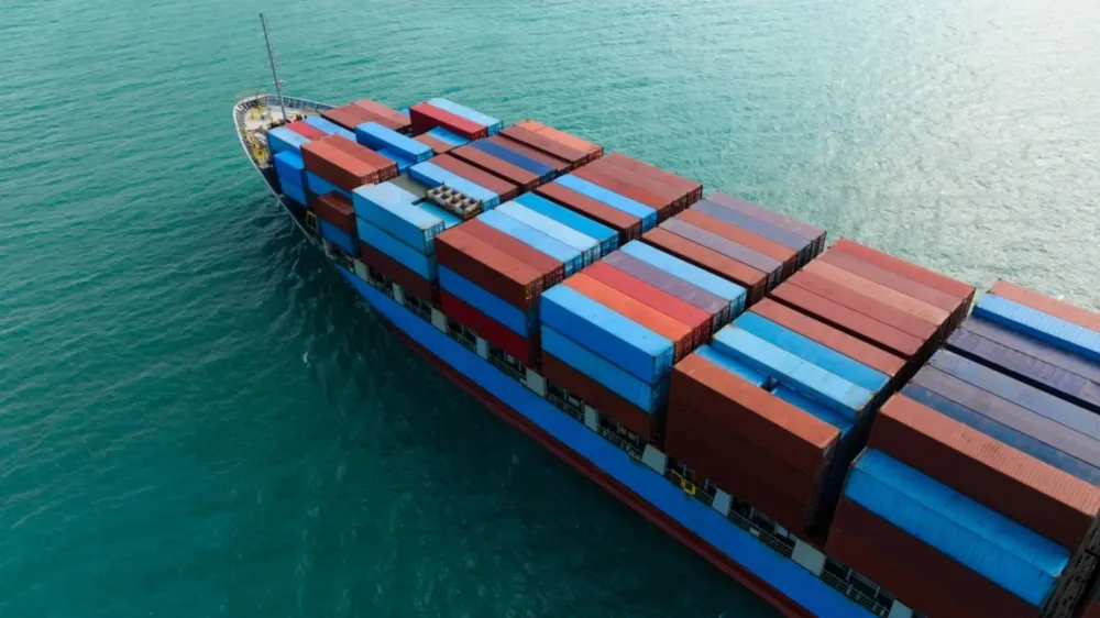 Imagen de portada - Chinese Container Ship Among Few Vessels to Cross Strait of Hormuz in Last 24 Hours