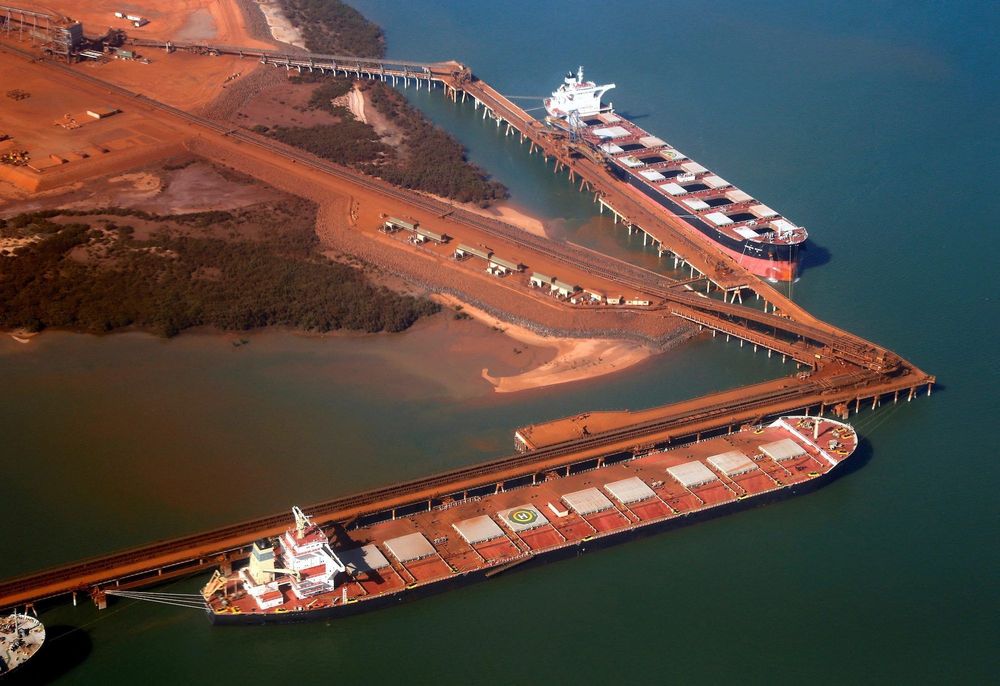 Imagen de portada - Cientos de trabajadores de BHP apoyan la huelga en un centro clave de exportación de mineral de hierro australiano