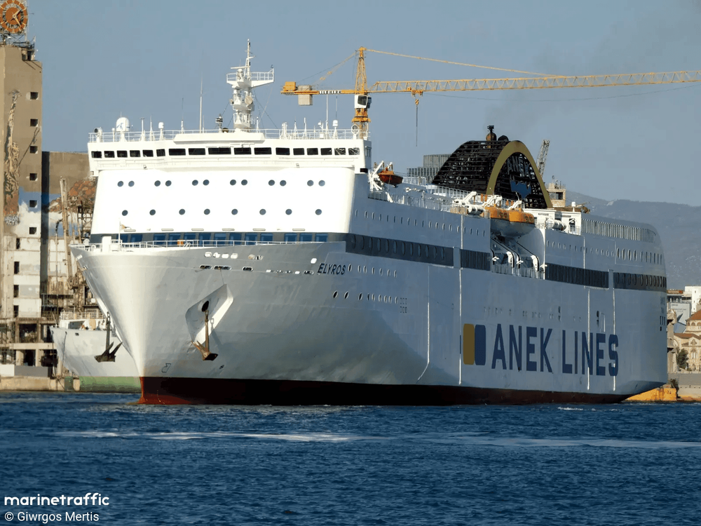 Imagen de portada - Colisión entre ferry y buque de carga en el puerto de Souda, Grecia