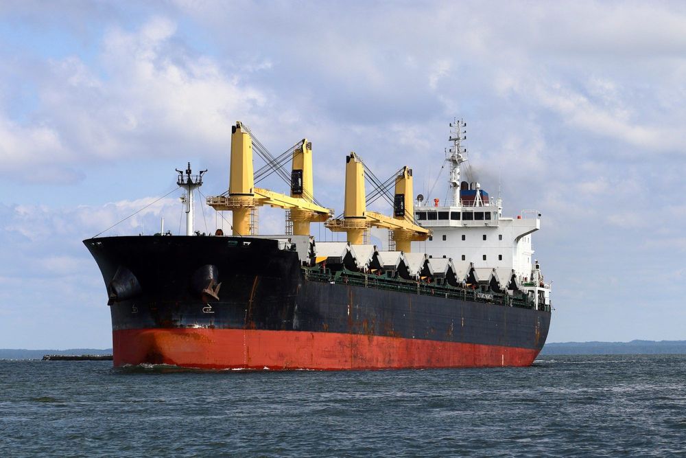 Imagen de portada - Continúan las operaciones de rescate para 22 tripulantes desaparecidos tras el hundimiento de un buque de carga frente a la India