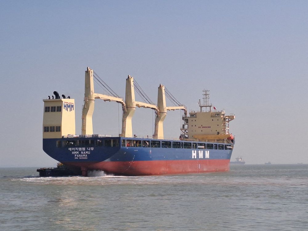 Imagen de portada - Corea del Sur Dice que el Ataque a un Barco en el Estrecho de Ormuz Probablemente Involucró un Misil Iraní