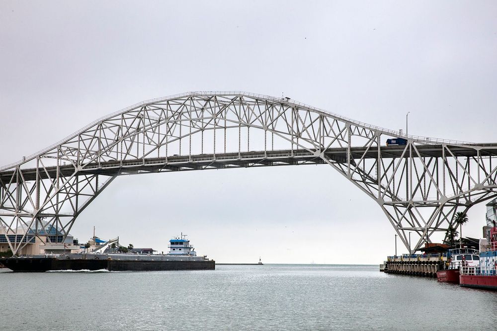 Imagen de portada - Corpus Christi Channel Closed After Vehicle Falls into Water