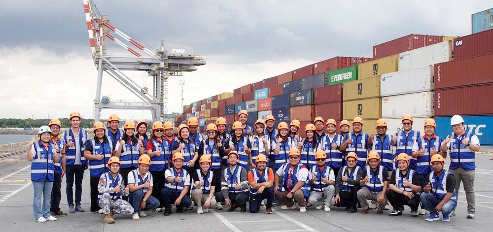 Imagen de portada - DE PUERTAS COMERCIALES A SALVAVIDAS COMUNITARIOS: EL PUERTO DE BATANGAS ES EL PRIMER "PUERTO LISTO" DEL MUNDO PARA LA PREPARACIÓN ANTE DESASTRES