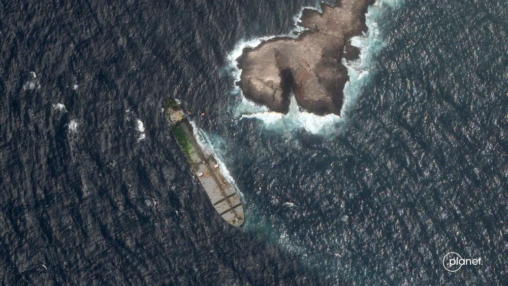 Imagen de portada - Derrame de petróleo de un buque cisterna encallado se extiende 390 kilómetros cuadrados frente a Omán