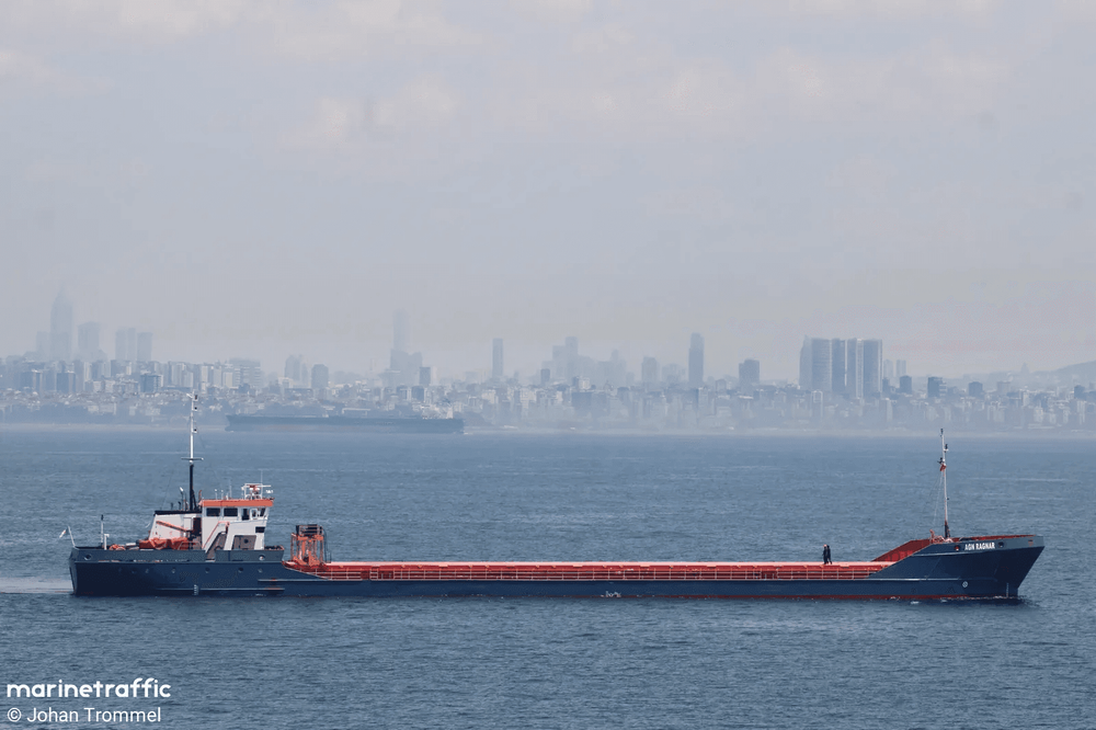 Imagen de portada - Dos marineros indios desaparecidos tras ataque con drones a buque de carga en el Mar Negro