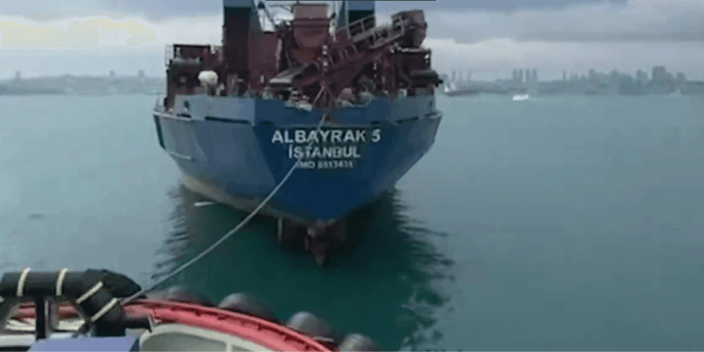 Imagen de portada - Draga turca remolcada a puerto seguro tras fallo mecánico frente a Estambul