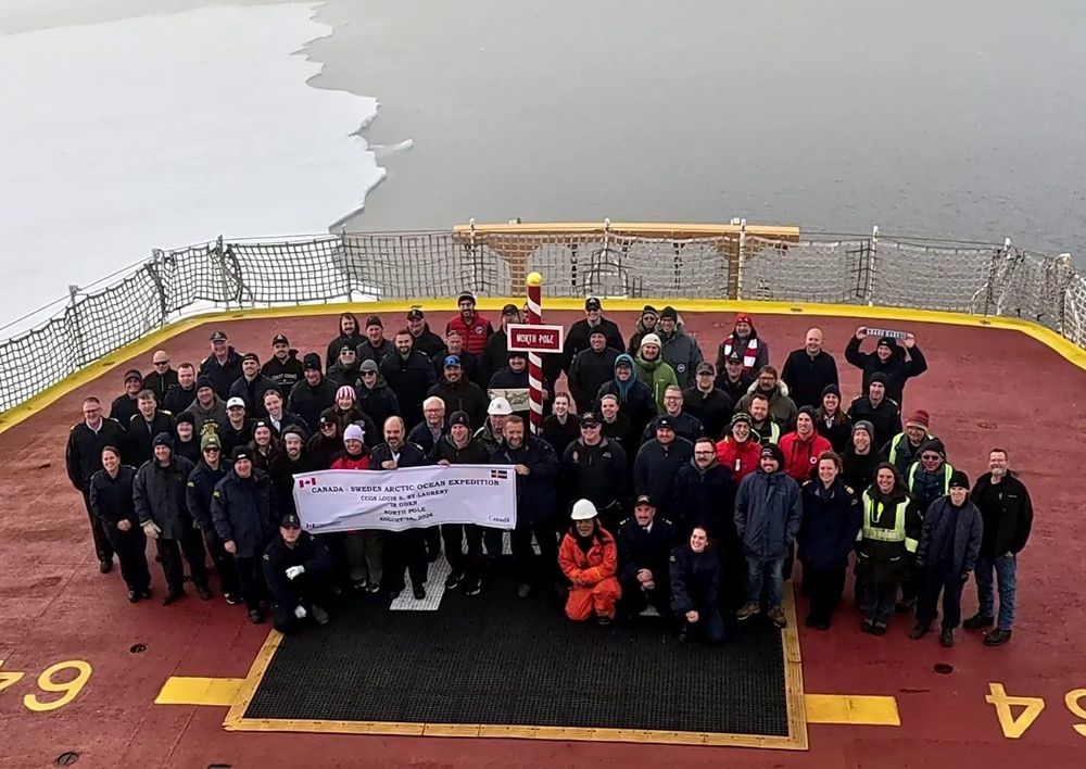 Imagen de portada - El CCGS Louis S. St-Laurent llega al Polo Norte en misión de cartografía ártica