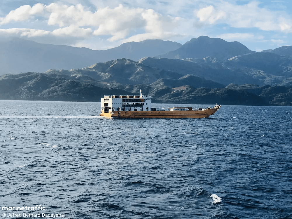 Imagen de portada - El RORO Master 5 encalla frente a Mindoro Occidental; 80 pasajeros evacuados de forma segura
