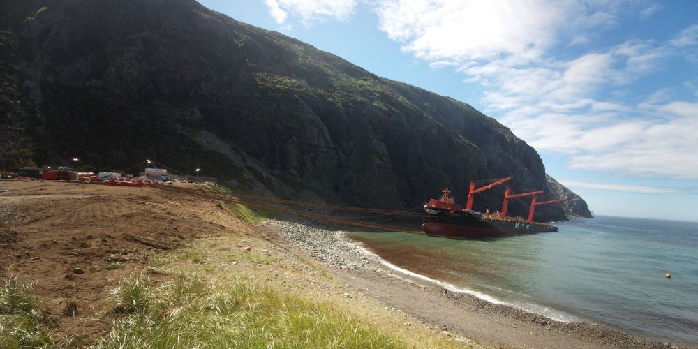 Imagen de portada - El avance de la remoción del naufragio del MSC Baltic III con operaciones de arrastre en Terranova