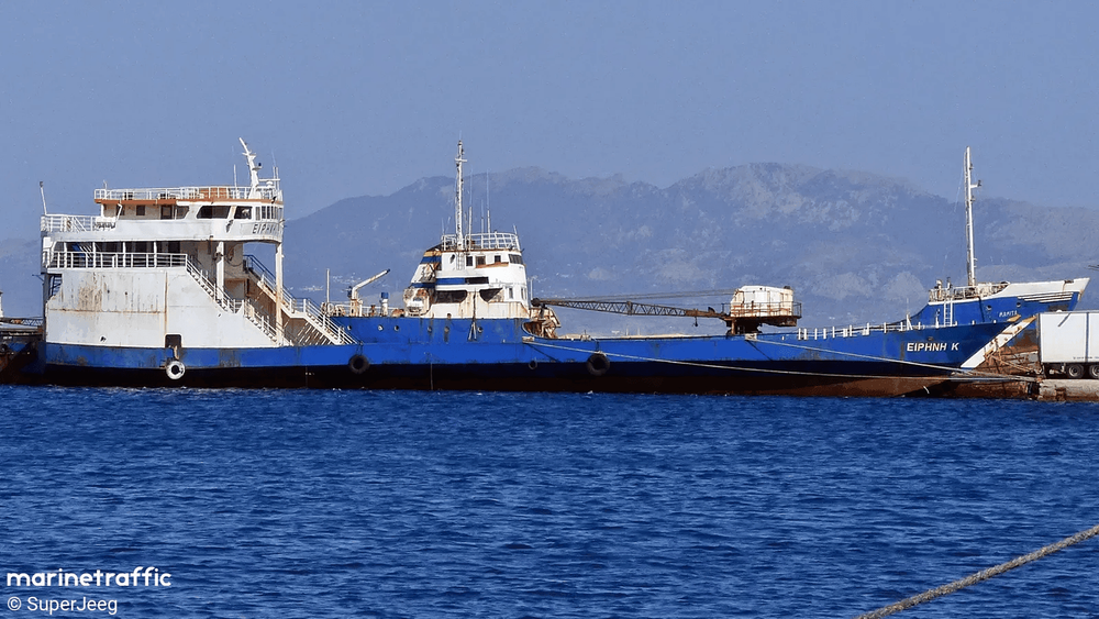 Imagen de portada - El buque de desembarco Irini K se hunde frente a Sifnos mientras era remolcado