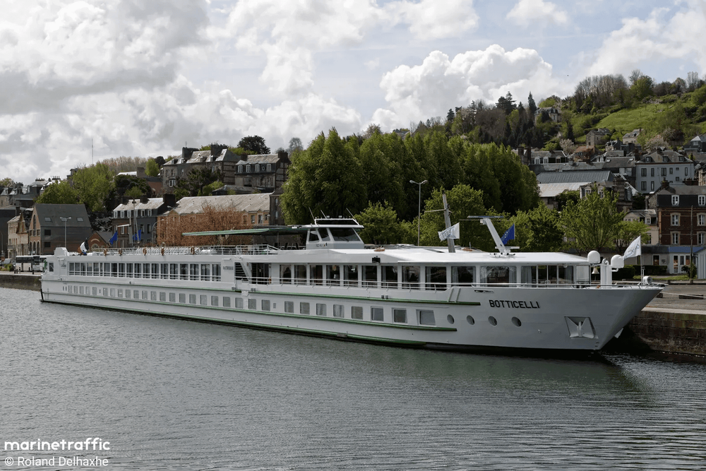 Imagen de portada - El crucero fluvial Botticelli se incendia en el puerto francés de Honfleur
