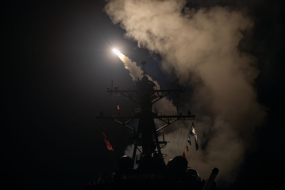 Imagen de portada - El ejército de EE. UU. ataca a Irán en múltiples regiones tras las amenazas de Trump sobre el transporte marítimo en el Mar Rojo