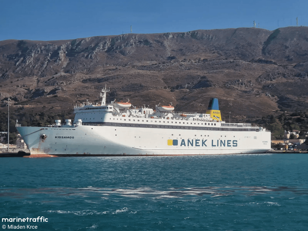 Imagen de portada - El ferry Ro-Ro Kissamos vuelve a flotar tras encallar cerca de Milos