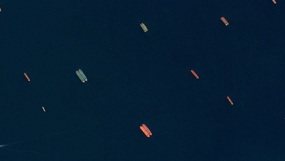 Imagen de portada - El petróleo sigue fluyendo por Ormuz a pesar de que Irán dice que está cerrado