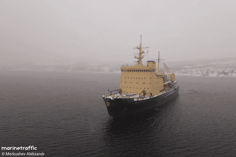 Imagen de portada - El rompehielos Admiral Makarov se incendia durante reparaciones en el astillero de San Petersburgo