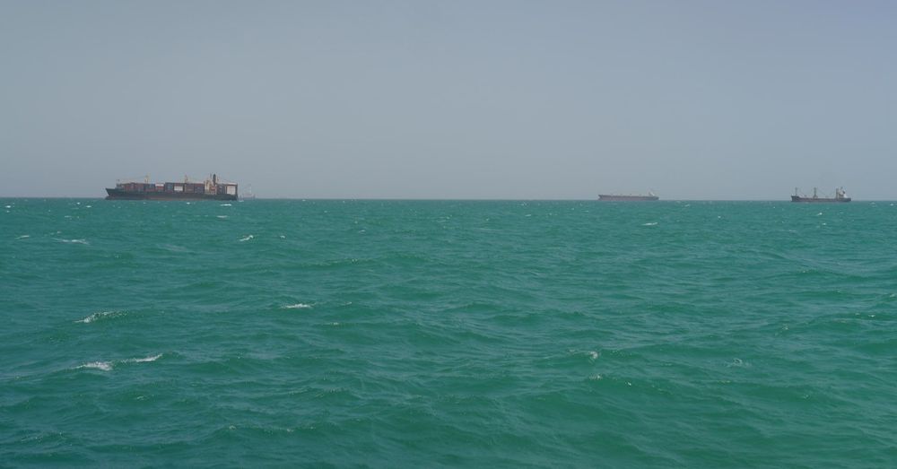 Imagen de portada - El tráfico de petroleros en Ormuz se detiene en medio de la escalada de tensiones militares entre EE. UU. e Irán