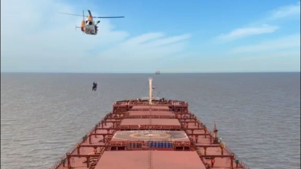 Imagen de portada - Emergencia en las aguas: Prefectura aeroevacuó a un tripulante enfermo de un buque de bandera liberiana
