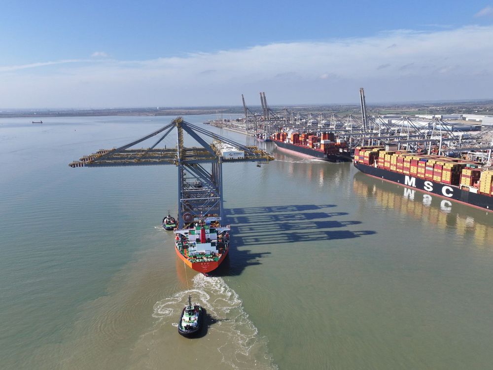 Imagen de portada - FOUR OF EUROPE’S LARGEST QUAY CRANES ARRIVE AT DP WORLD’S UK PORTS