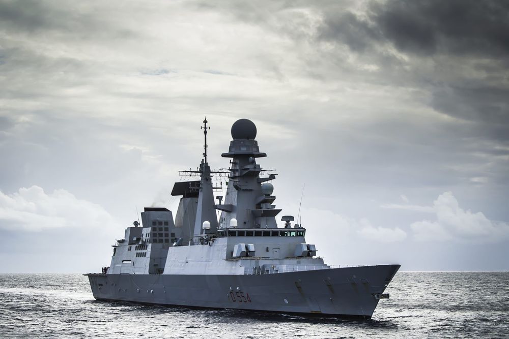 Imagen de portada - Fragata Bergamini de la Armada Italiana Protege Buque Mercante en el Mar Rojo