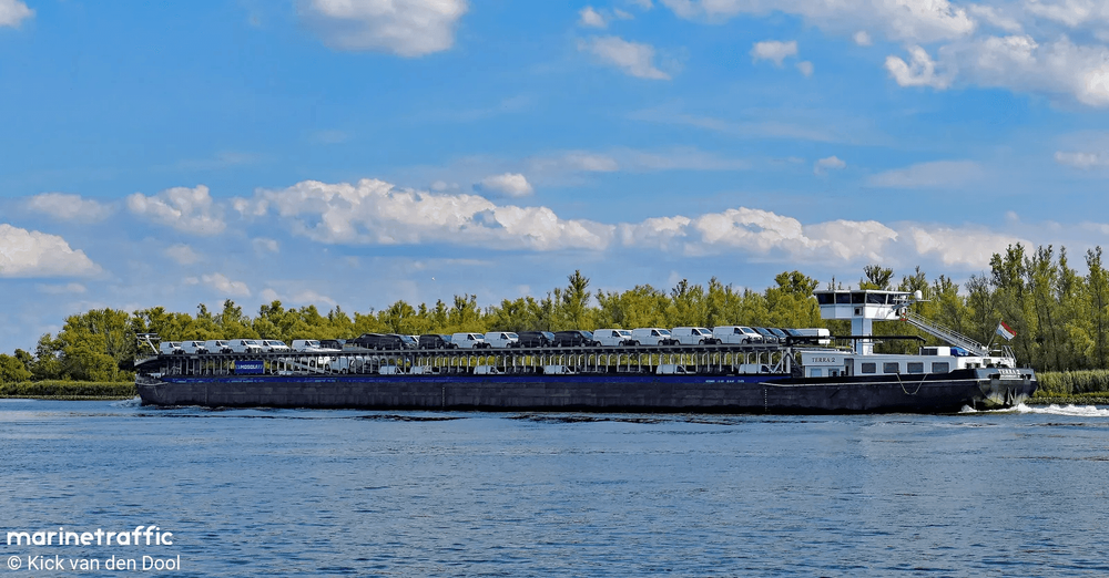 Imagen de portada - Freighter Freed From Sandbank at Port of Düsseldorf, Germany
