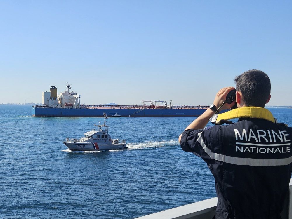 Imagen de portada - French Navy Escorts Russian Fleet Tanker Deliver to Fos