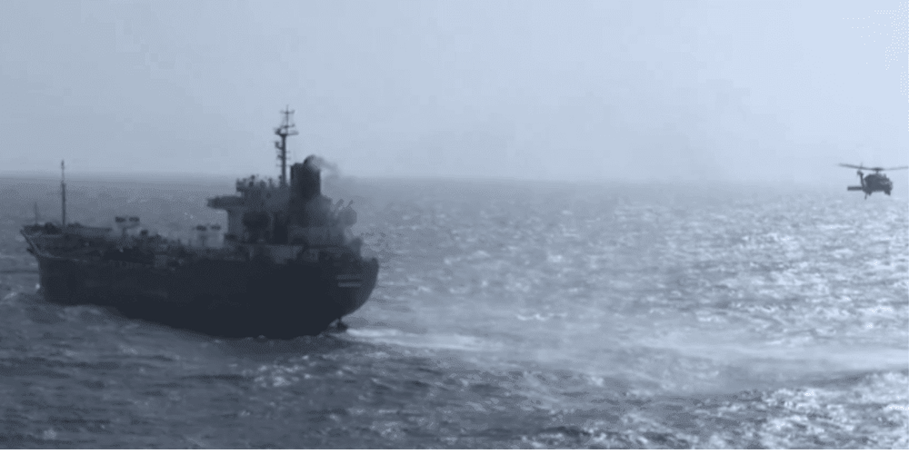 Imagen de portada - Fuerzas estadounidenses abordan y redirigen petrolero de la flota en la sombra iraní sancionada