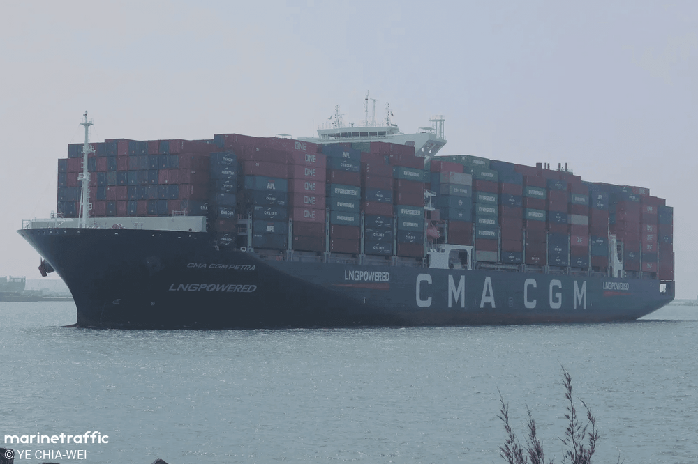 Imagen de portada - Incendio en el portacontenedores CMA CGM Petra contenido en el Estrecho de Malaca