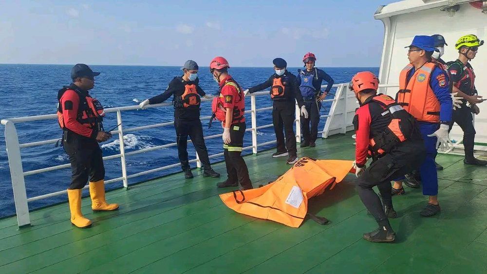 Imagen de portada - Indonesia continúa búsqueda de cientos de desaparecidos tras naufragio de buque