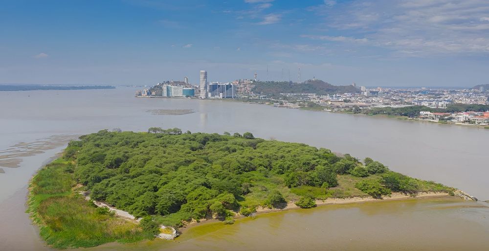 Imagen de portada - Inocar conducts geometric leveling in the Guayas River