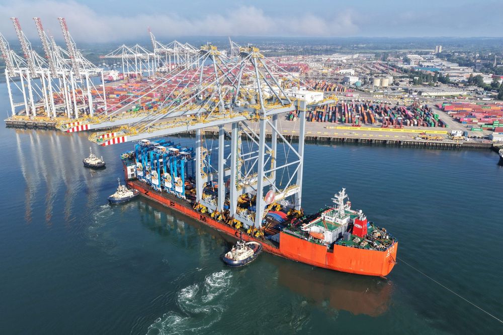 Imagen de portada - LAS GRÚAS DE MUELLE MÁS GRANDES DE EUROPA LLEGAN A DP WORLD SOUTHAMPTON