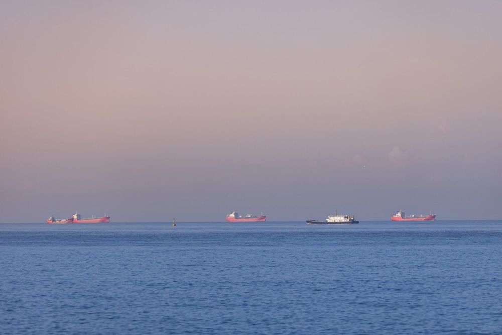 Imagen de portada - La OMI Ordena a los Barcos Varados Esperar Contacto Mientras Comienza la Evacuación de Ormuz