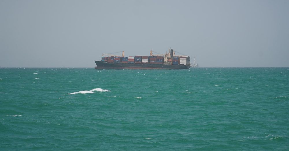Imagen de portada - Los hutíes declaran un bloqueo naval y advierten contra las operaciones en puertos saudíes